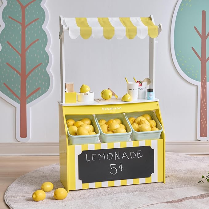 Teamson Kids Wooden Lemonade Stand for Toddlers, Pretend Play Grocery Shop with 18 Accessories, Juice Squeezer, Storage Bins, Yellow White, Age 3+
