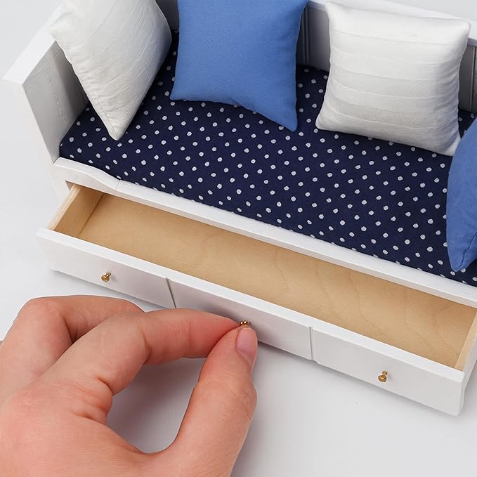 1/12 Scale Miniature Doll House Couch, Mini Sofa Day Bed, High Simulation Upholstered Wooden Fabric Loveseat with Pillows for 6 Inch Dolls, Modern Living Room Furniture, Realistic Model Decoration