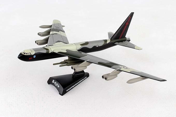 Daron Worldwide Trading B-52 Stratofortress Vehicle (1:300 Scale)